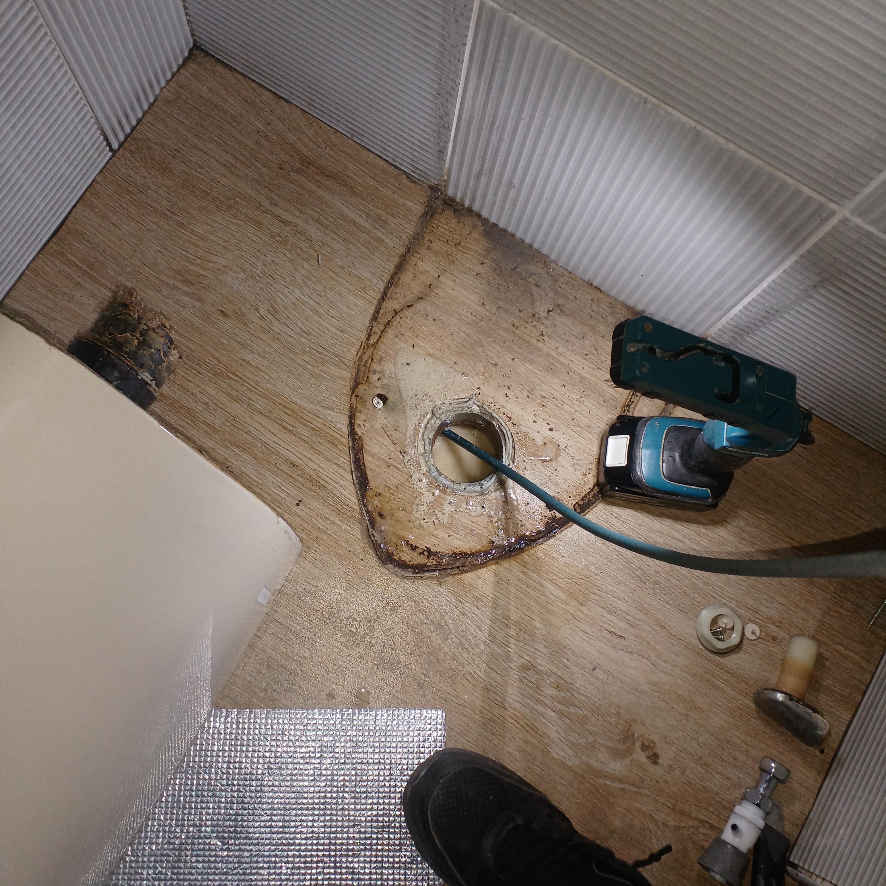 男性トイレのつまり